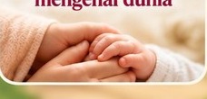 Tangan ibu bapa memegang tangan bayi